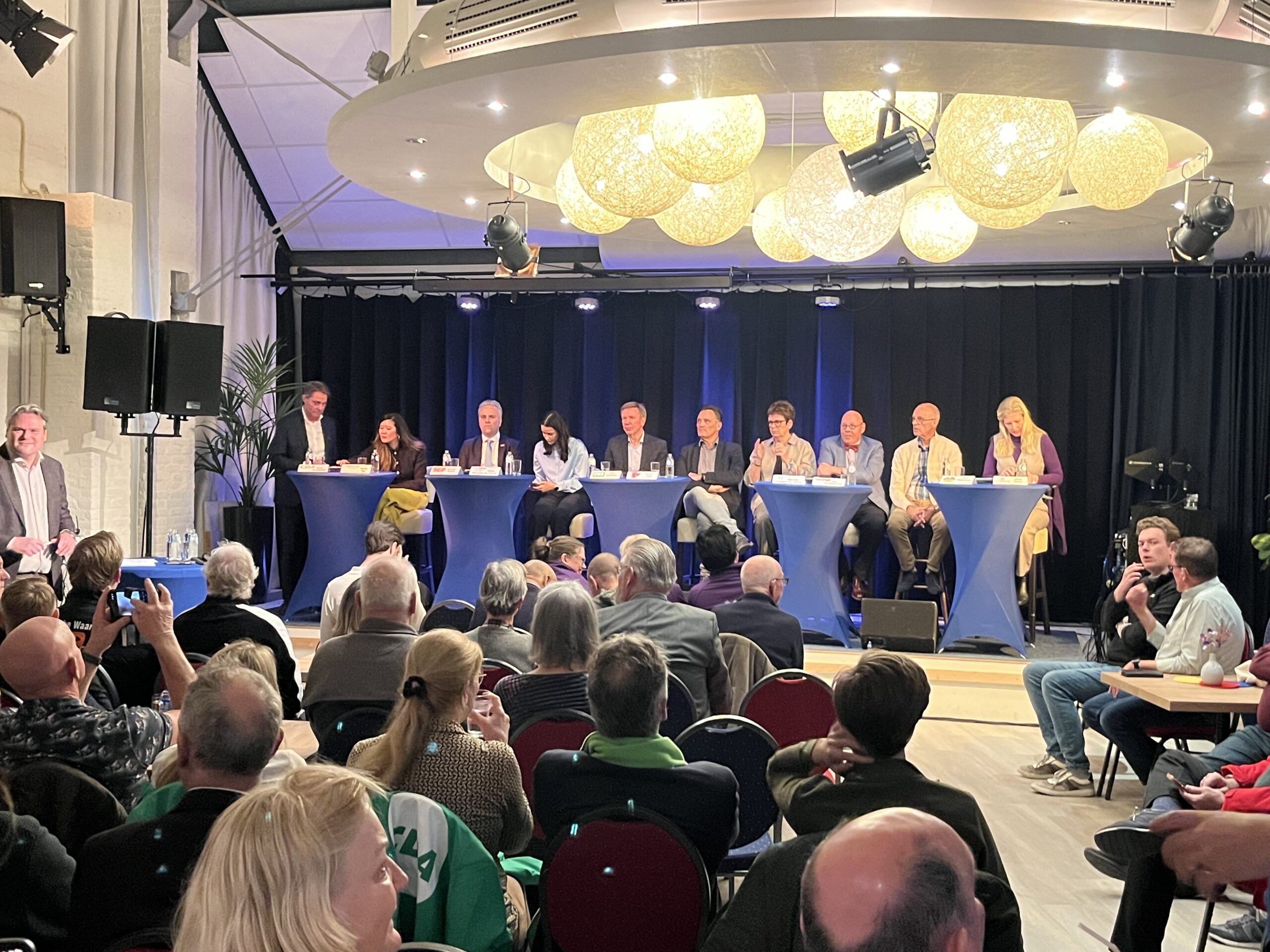 Meet & Greet politiek in Numansdorp trekt volle voormalige raadszaal