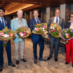 5 Koninklijke onderscheiding voor v.l.n.r.: Maurice Pahladsingh (VoorWaards), Bauke Rinsma (Waardig Ouder Worden), Paul Rijken (CDA), Arnold de Man (VVD) en Paulien Rijsdijk (BurgerBelangen). - Foto Heijblom Fotografie