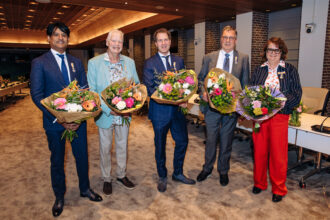5 Koninklijke onderscheiding voor v.l.n.r.: Maurice Pahladsingh (VoorWaards), Bauke Rinsma (Waardig Ouder Worden), Paul Rijken (CDA), Arnold de Man (VVD) en Paulien Rijsdijk (BurgerBelangen). - Foto Heijblom Fotografie