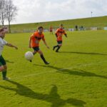 In een spannende één-op-één situatie probeert een speler van Fortuna Be Quick de bal langs de doelman van Simonshaven te schuiven, terwijl verdedigers in de achtervolging zijn. (Foto: Koos Schilperoort)