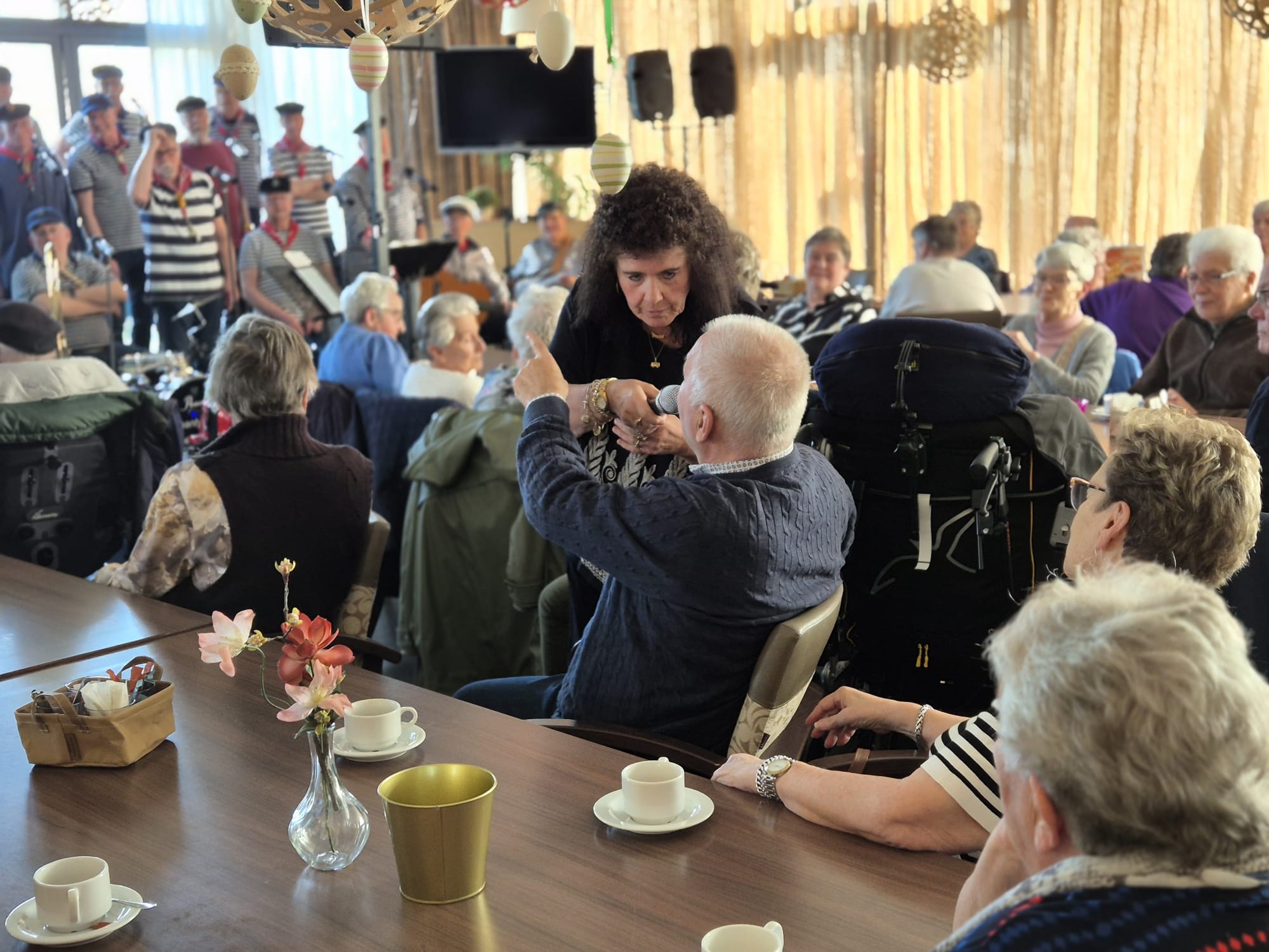 Shantykoor zorgt voor feestelijke middag in verzorgingstehuis De Hoge Weide