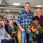 Wethouder René Peters (Welzijn) reikte op maandag 30 maart, tijdens de ledenvergadering van de Algemene Seniorenbond ’s‑Gravendeel, namens het gemeentebestuur een waarderingsgeschenk uit aan de heer Leendert (Leen) de Zeeuw