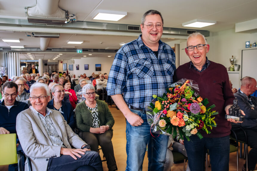 Wethouder René Peters (Welzijn) reikte op maandag 30 maart, tijdens de ledenvergadering van de Algemene Seniorenbond ’s‑Gravendeel, namens het gemeentebestuur een waarderingsgeschenk uit aan de heer Leendert (Leen) de Zeeuw