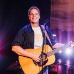 Matthijn Buwalda. De zanger en liedschrijver staat bekend om zijn Nederlandstalige nummers waarin persoonlijke en herkenbare thema’s centraal staan - Foto PR