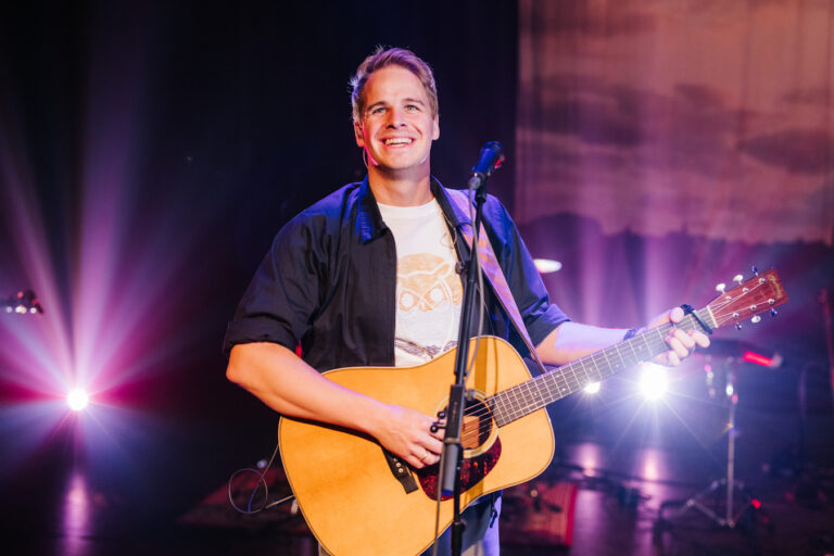 Matthijn Buwalda. De zanger en liedschrijver staat bekend om zijn Nederlandstalige nummers waarin persoonlijke en herkenbare thema’s centraal staan - Foto PR