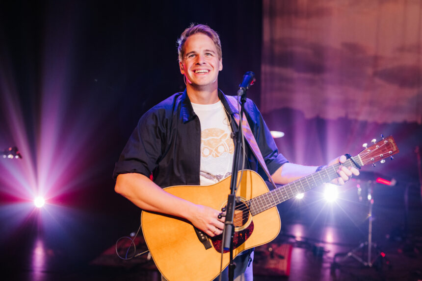 Matthijn Buwalda. De zanger en liedschrijver staat bekend om zijn Nederlandstalige nummers waarin persoonlijke en herkenbare thema’s centraal staan - Foto PR