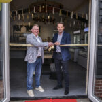 Wethouder Paul Boogaard opent de nieuwe boerderijwinkel van de familie Zevenbergen waar verschillende streekproducten van hun eigen boerderij te koop zijn
