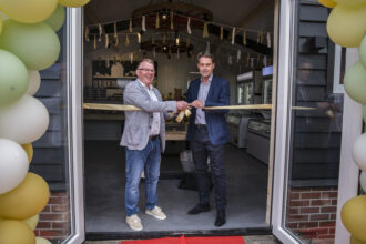 Wethouder Paul Boogaard opent de nieuwe boerderijwinkel van de familie Zevenbergen waar verschillende streekproducten van hun eigen boerderij te koop zijn