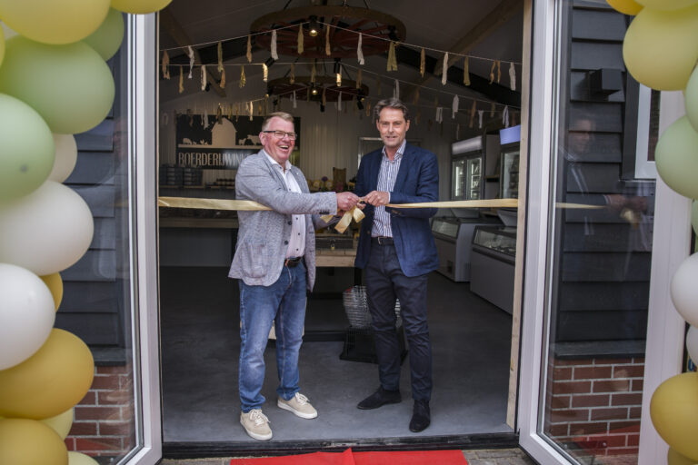 Wethouder Paul Boogaard opent de nieuwe boerderijwinkel van de familie Zevenbergen waar verschillende streekproducten van hun eigen boerderij te koop zijn