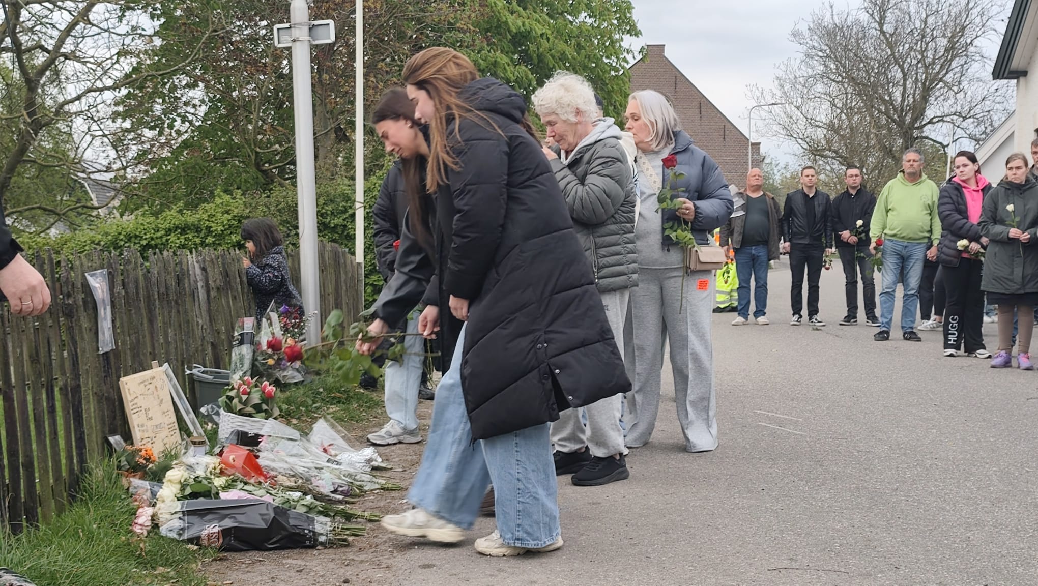 Indrukwekkende stille tocht voor overleden motorrijder (22) in Heinenoord