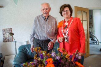 Korstiaan van der Bijl uit Puttershoek is 102 jaar geworden. Burgemeester Marian Witte feliciteerde hem met bloemen.