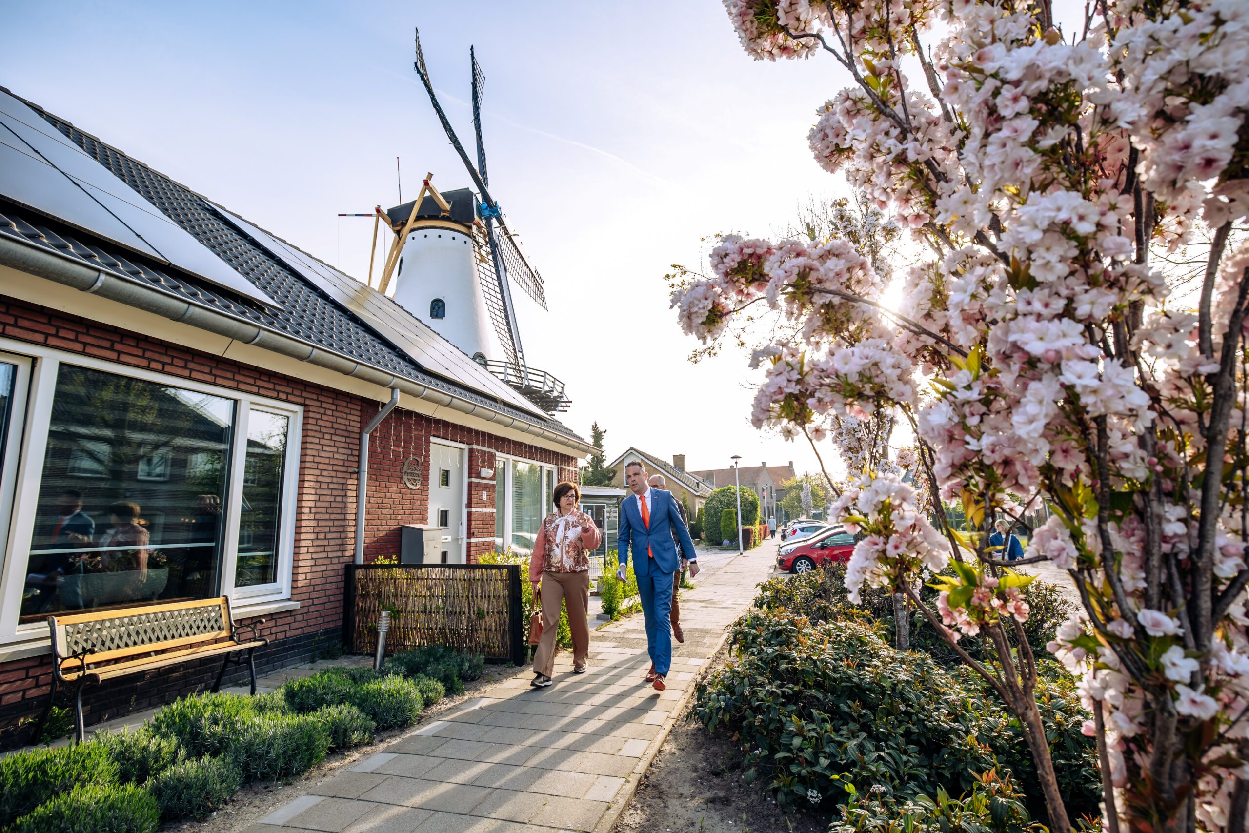 Burgemeester Marian Witte bezoekt Westmaas en haalt verhalen op uit het dorp