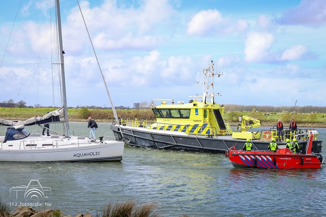 Zeilschip loopt vast op Spui bij Nieuw-Beijerland, hulpdiensten rukken uit