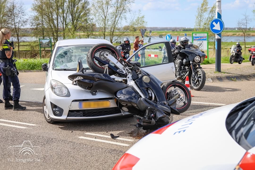 Motorrijder gewond bij aanrijding met auto op Spuidijk in Nieuw-Beijerland