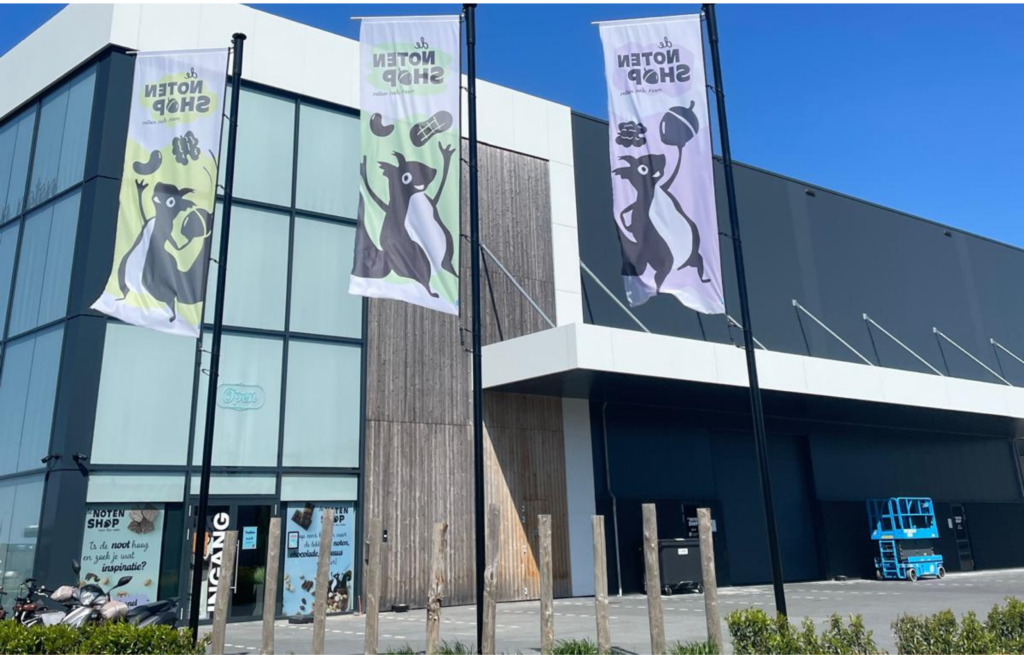 Parkeren weer mogelijk bij Notenshop in Strijen na afronding verbouwing