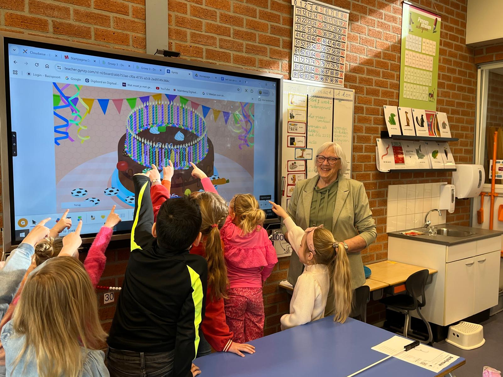 Juf Marja (80) verrast op basisschool De Parel in Strijen
