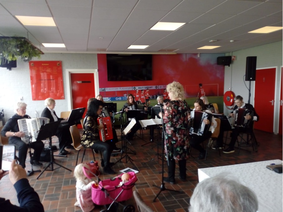Feestelijke middag bij Seniorenvereniging Klaaswaal met accordeonmuziek