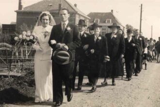 Foto: trouwstoet bij ’t Hof van Assendelft in 1947 (Museum Hoeksche Waard)