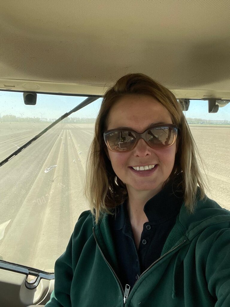 Zaaien in droge omstandigheden: De Hoeksche boerin aan het werk op het land. Foto: eigen beeld
