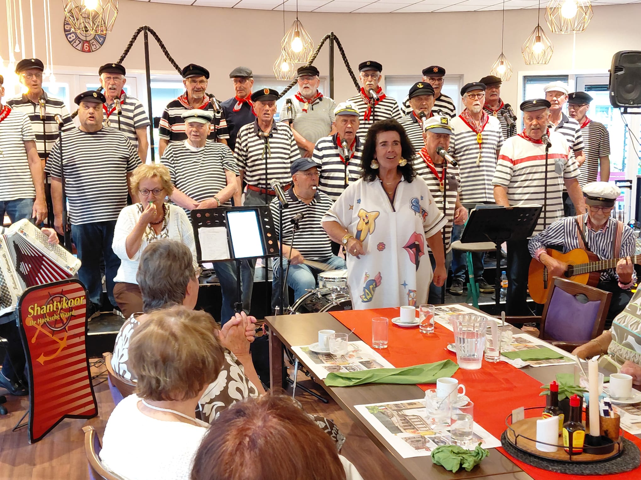 Vrouwen van Numansdorp genieten van optreden Shantykoor in De Buitensluis