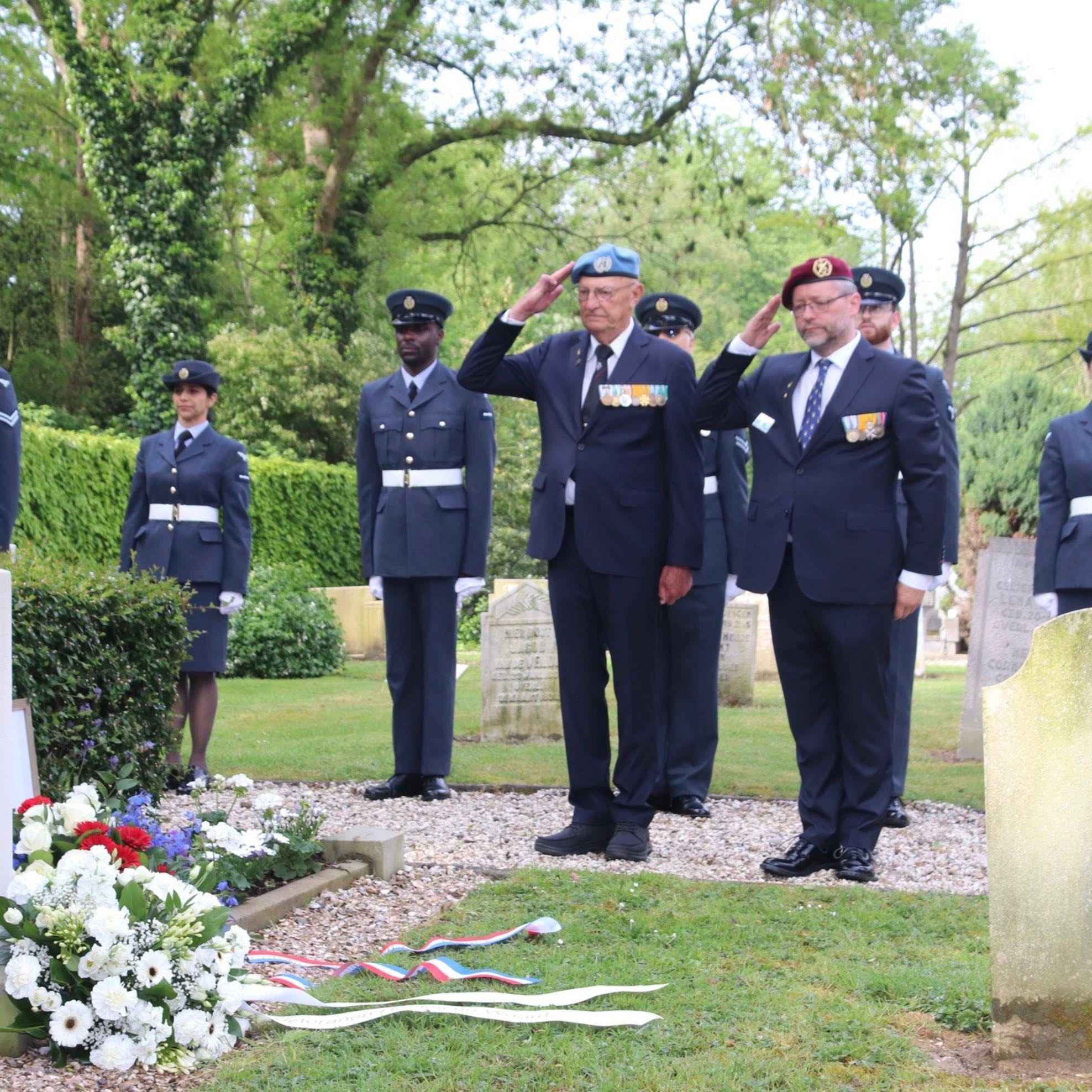 RAF-delegatie herdenkt omgekomen Canadese militair in Piershil
