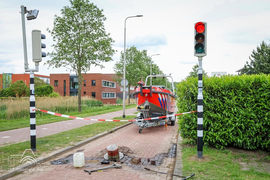 Twee brandweerlieden gewond bij ongeval met calamiteitenpaal in Oud-Beijerland