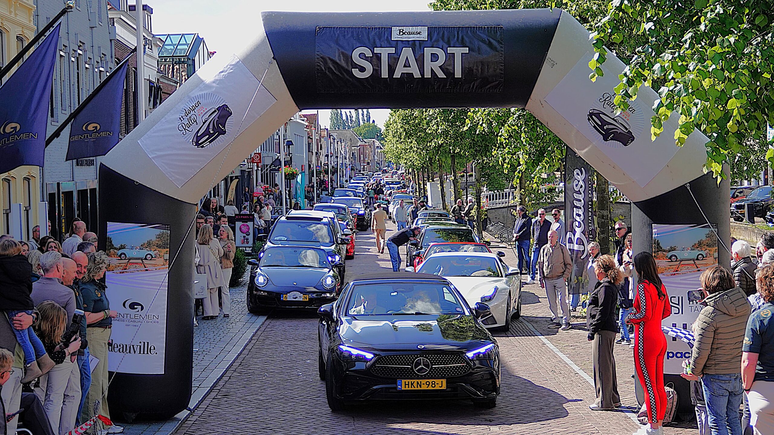 Supercars en klassiekers trekken veel bekijks in West-Voorstraat van Oud-Beijerland