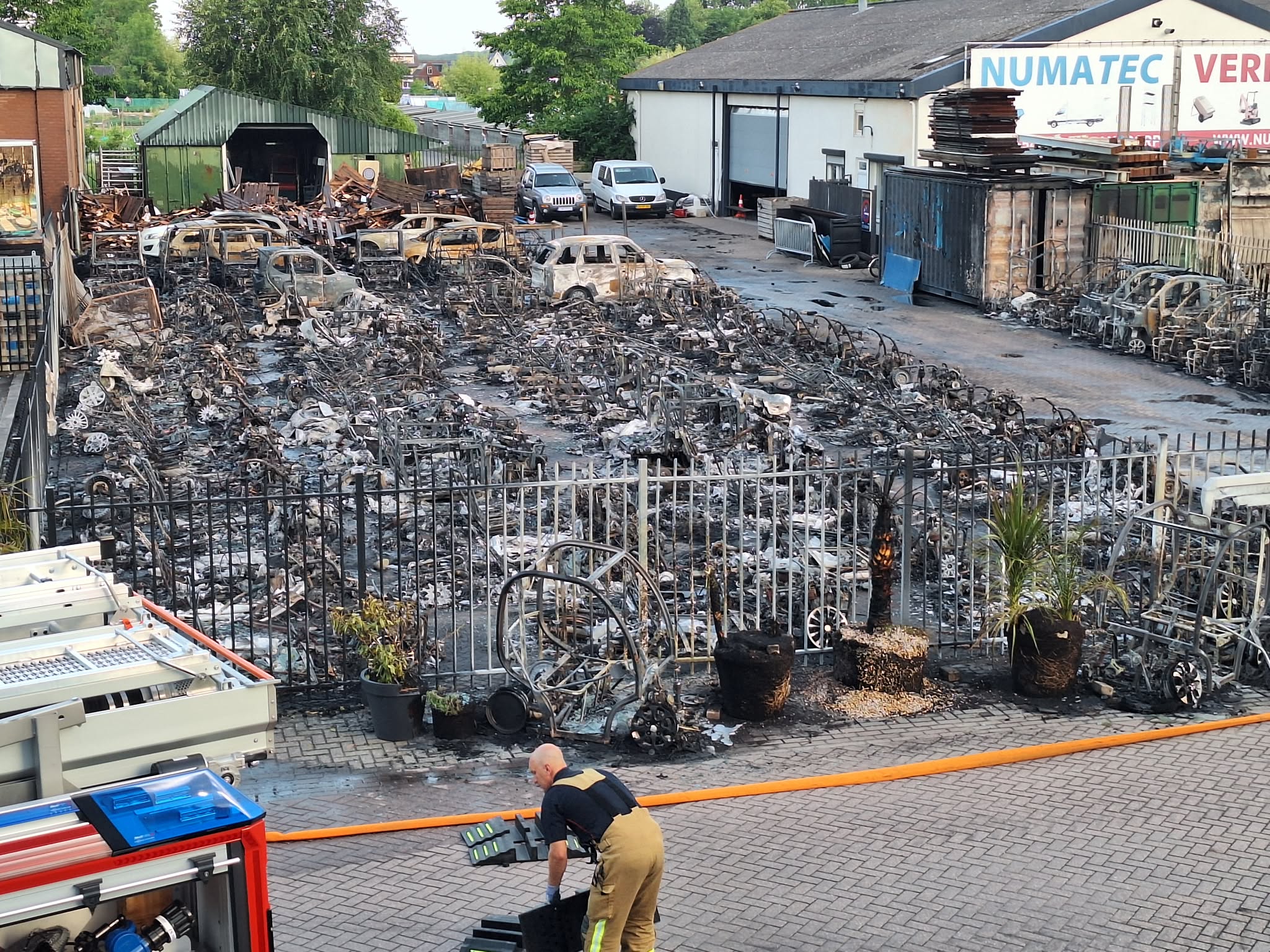 Tientallen brommobielen verwoest bij brand bij Riminicars in Numansdorp