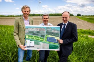 Van links naar rechts staan Jaap Rottink (rentmeester a.s.r. real assets), Ronald Kloet (ontwikkelaar Renewable Factory) en wethouder Adriaan van der Wulp aan de rand van het toekomstige gebied De Buitenzomerlanden bij Heinenoord. Zij tonen een impressie van de inrichting van het nieuwe energielandschap, dat bestaat uit natuurontwikkeling, zonne-energie en batterijopslag. Op de achtergrond zijn de windmolens van het bestaande windpark zichtbaar. Foto: Jeffrey Groeneweg.