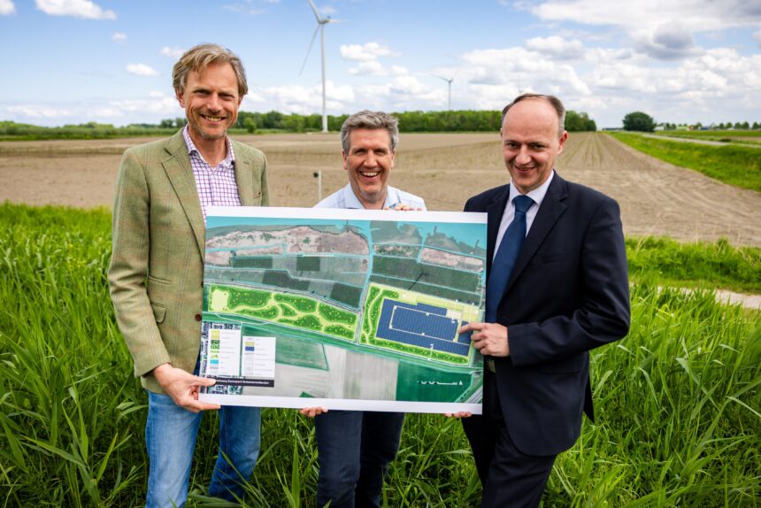 Van links naar rechts staan Jaap Rottink (rentmeester a.s.r. real assets), Ronald Kloet (ontwikkelaar Renewable Factory) en wethouder Adriaan van der Wulp aan de rand van het toekomstige gebied De Buitenzomerlanden bij Heinenoord. Zij tonen een impressie van de inrichting van het nieuwe energielandschap, dat bestaat uit natuurontwikkeling, zonne-energie en batterijopslag. Op de achtergrond zijn de windmolens van het bestaande windpark zichtbaar. Foto: Jeffrey Groeneweg.