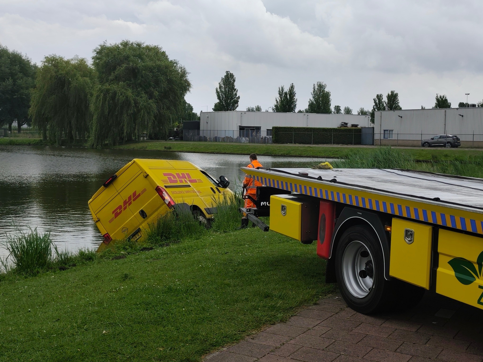 DHL-busje te water in Oud-Beijerland, pakketjes mogelijk vertraagd