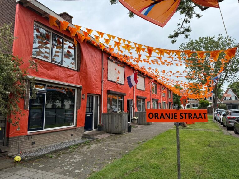 De bewoners van de Van der Merckstraat in ’s-Gravendeel hebben hun straat volledig in oranje WK-sferen gebracht met honderden meters vlaggetjes, oranje folie, spandoeken en een grote Oranje Leeuw als blikvanger. Foto: Van der Merckstraat ’s-Gravendeel.