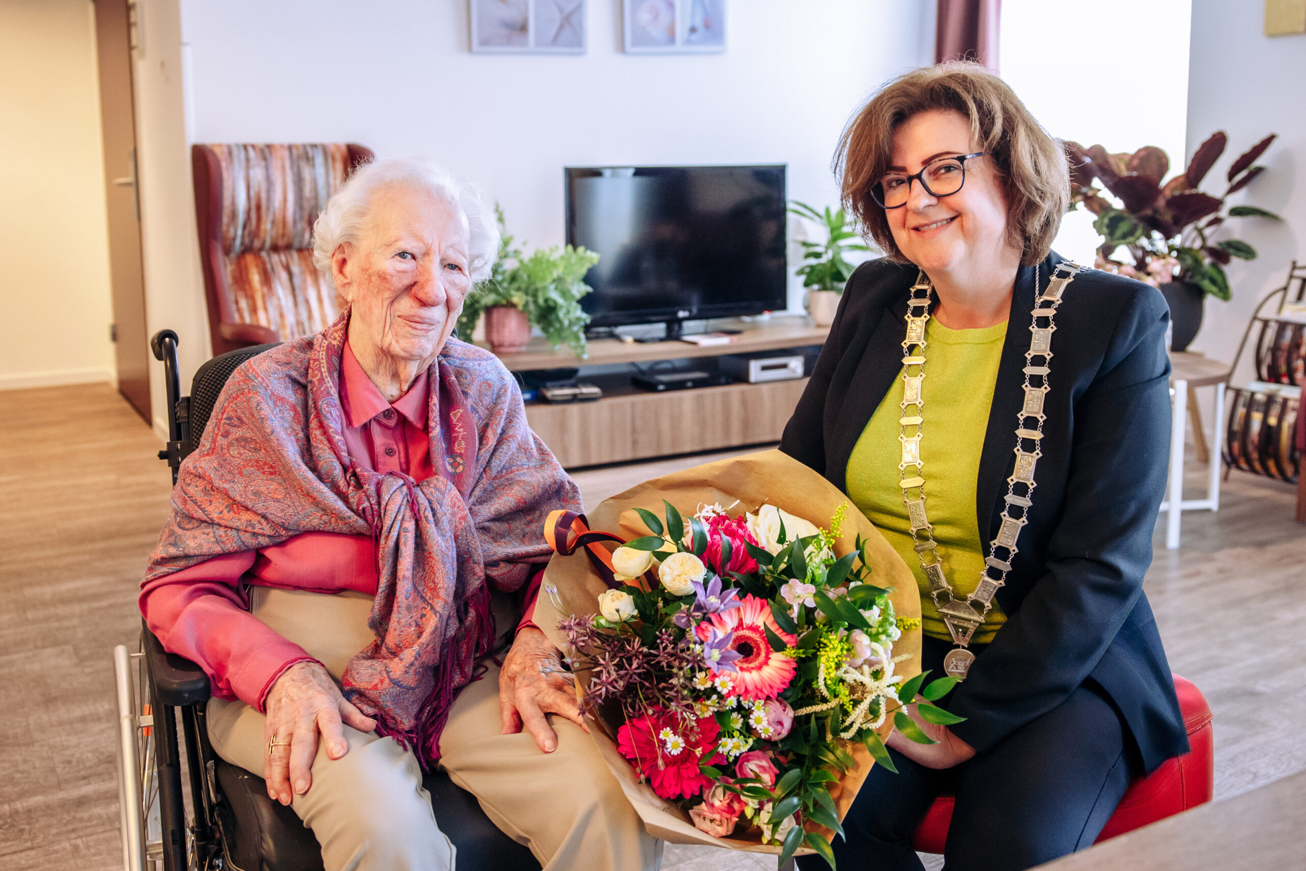 102-jarige mevrouw Maelsaeke uit Oud-Beijerland in het zonnetje gezet