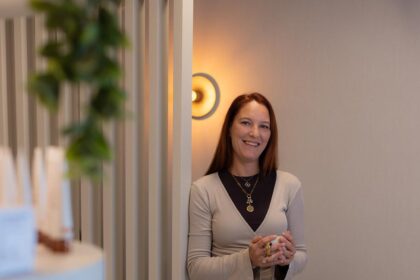 Eigenaresse Charelle van NSea Beauty in haar schoonheidssalon in Strijen.
