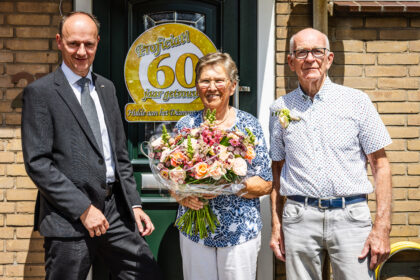 Echtpaar Van Kleef en wethouder Adriaan van der Wulp