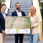 Wethouder Hein Verbiest (gemeente Hoeksche Waard) poseert samen met vertegenwoordigers van TenneT en Stedin met de ondertekende intentieovereenkomst voor de ontwikkeling van een nieuw 150 kV-hoogspanningsstation in de Hoeksche Waard. De overeenkomst markeert een volgende stap in het onderzoek naar de voorkeurslocatie bij Numansdorp.