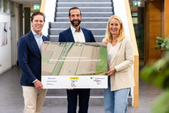 Wethouder Hein Verbiest (gemeente Hoeksche Waard) poseert samen met vertegenwoordigers van TenneT en Stedin met de ondertekende intentieovereenkomst voor de ontwikkeling van een nieuw 150 kV-hoogspanningsstation in de Hoeksche Waard. De overeenkomst markeert een volgende stap in het onderzoek naar de voorkeurslocatie bij Numansdorp.