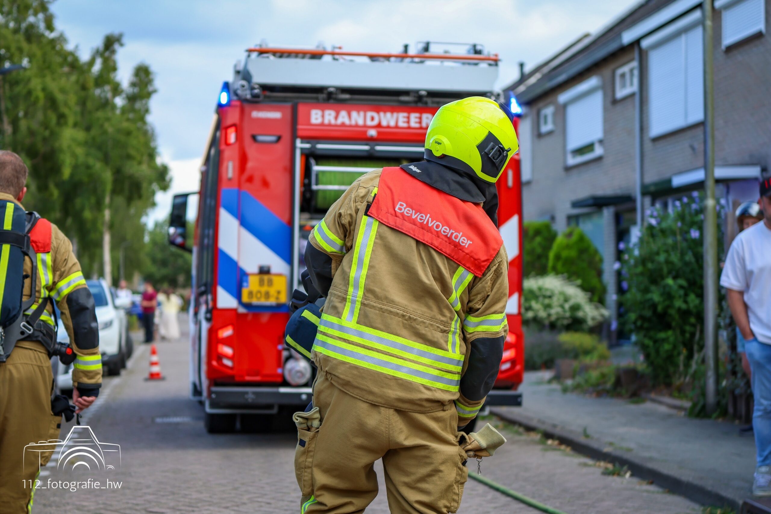 Brandweer rukt uit voor zolderbrand aan Berkenlaan in Klaaswaal