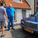 Jan Baars, beter bekend als ‘Jan B Patat’, wordt thuis opgehaald voor zijn feestelijke afscheid na bijna 52 jaar trouwe dienst bij PotatoNext. (Foto: aangeleverd)