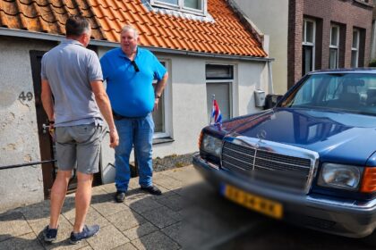 Jan Baars, beter bekend als ‘Jan B Patat’, wordt thuis opgehaald voor zijn feestelijke afscheid na bijna 52 jaar trouwe dienst bij PotatoNext. (Foto: aangeleverd)