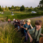 Kinderen en hun begeleiders trekken tijdens een eerdere OERRR-activiteit over Tiengemeten op ontdekkingstocht door de natuur. (Foto: Caroline Westdijk)