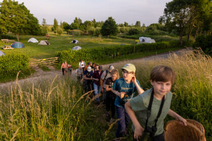 Kinderen en hun begeleiders trekken tijdens een eerdere OERRR-activiteit over Tiengemeten op ontdekkingstocht door de natuur. (Foto: Caroline Westdijk)