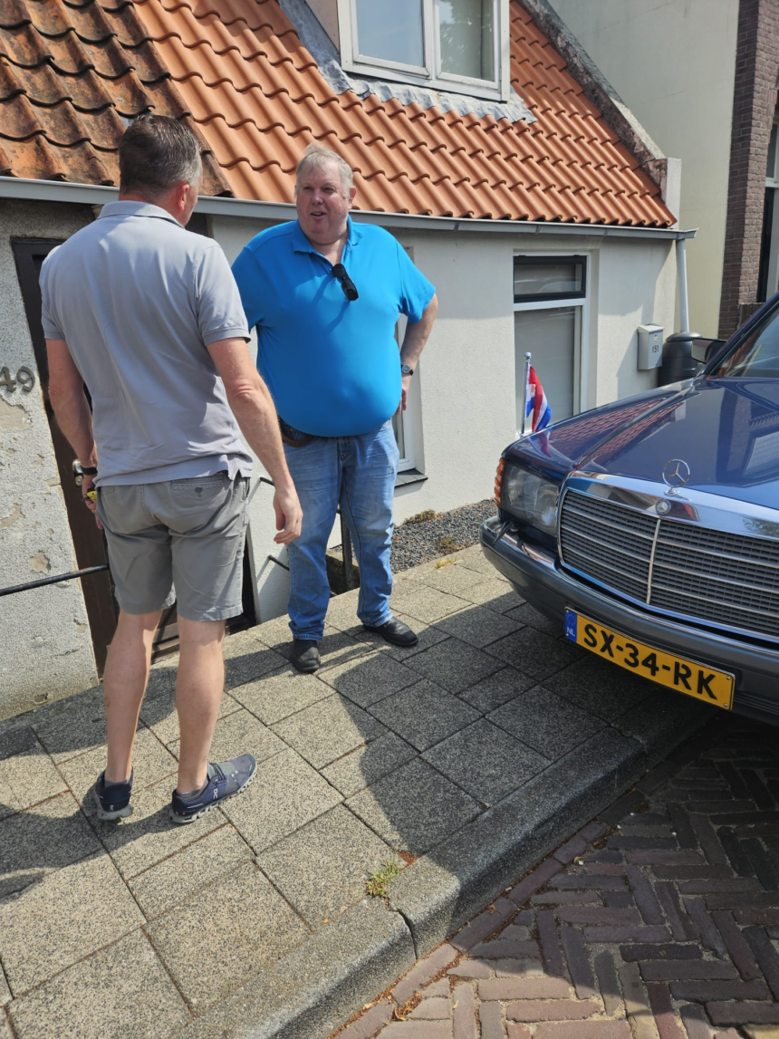 Jan Baars, beter bekend als ‘Jan B Patat’, wordt thuis opgehaald voor zijn feestelijke afscheid na bijna 52 jaar trouwe dienst bij PotatoNext. (Foto: aangeleverd)