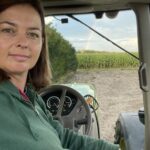 De Hoeksche boerin in de tractor tijdens de oogst in augustus