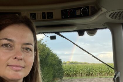 De Hoeksche boerin in de tractor tijdens de oogst in augustus