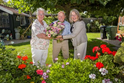 Echtpaar Groenenberg-Leeuwenburgh samen met wethouder Miranda den Tuinder - Foto Arie Kievit