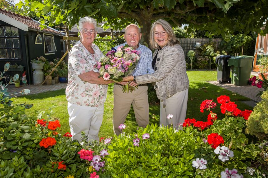 Echtpaar Groenenberg-Leeuwenburgh samen met wethouder Miranda den Tuinder - Foto Arie Kievit