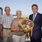 Echtpaar Roubos-de Ruiter en wethouder Paul Boogaard