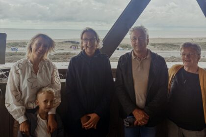 Anne Karsbergen tijdens CDA-werkbezoek over erosie Brouwersdam.