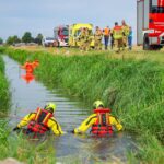 Hulpdiensten zochten zondagmiddag langs de Groeneweg in Mijnsheerenland nadat een fiets bij een sloot was gevonden. Ook de duikers van Brandweer Dordrecht stonden stand-by. Foto: 112 Fotografie Hoeksche Waard.
